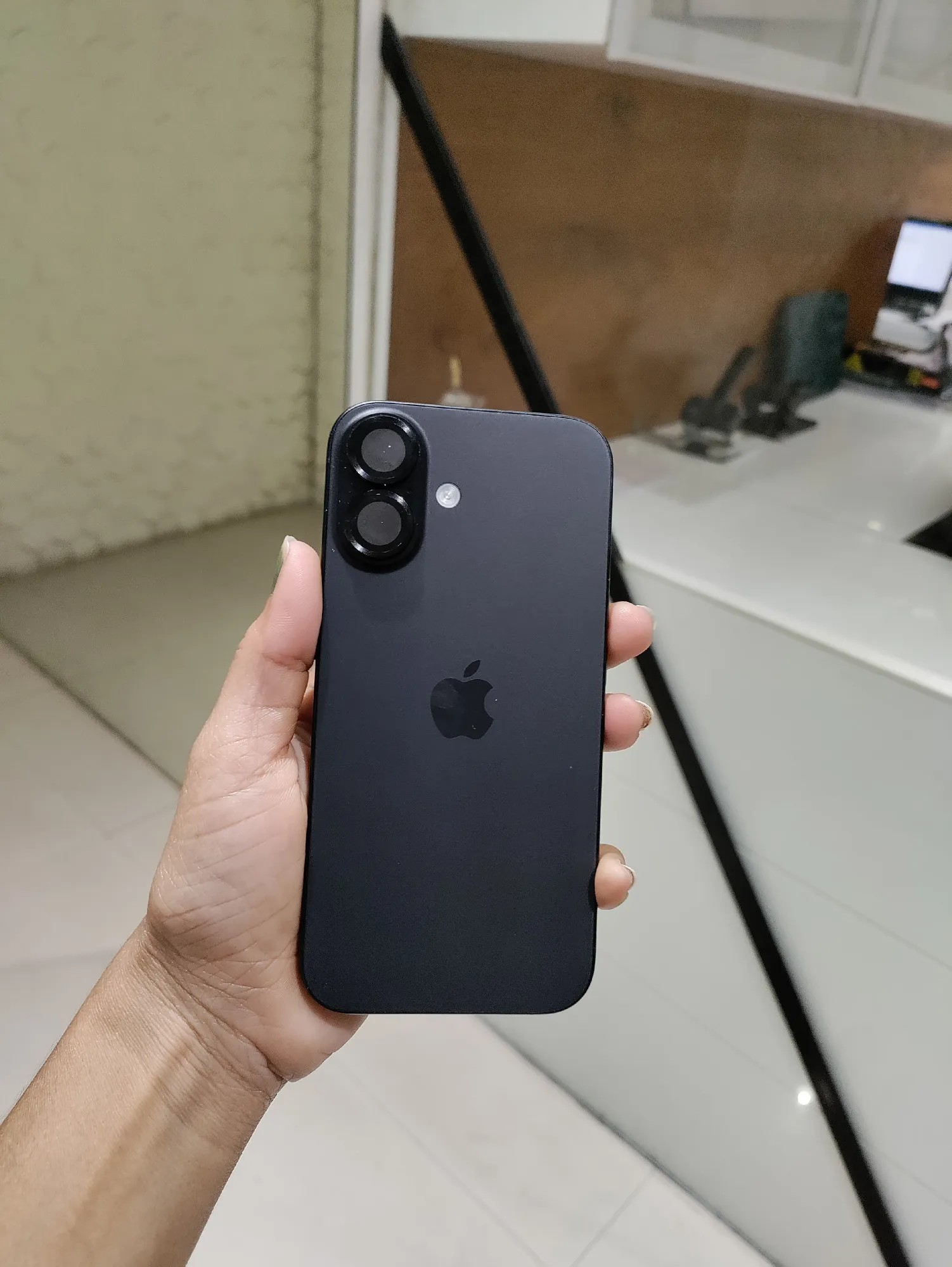 Apple iPhone 16