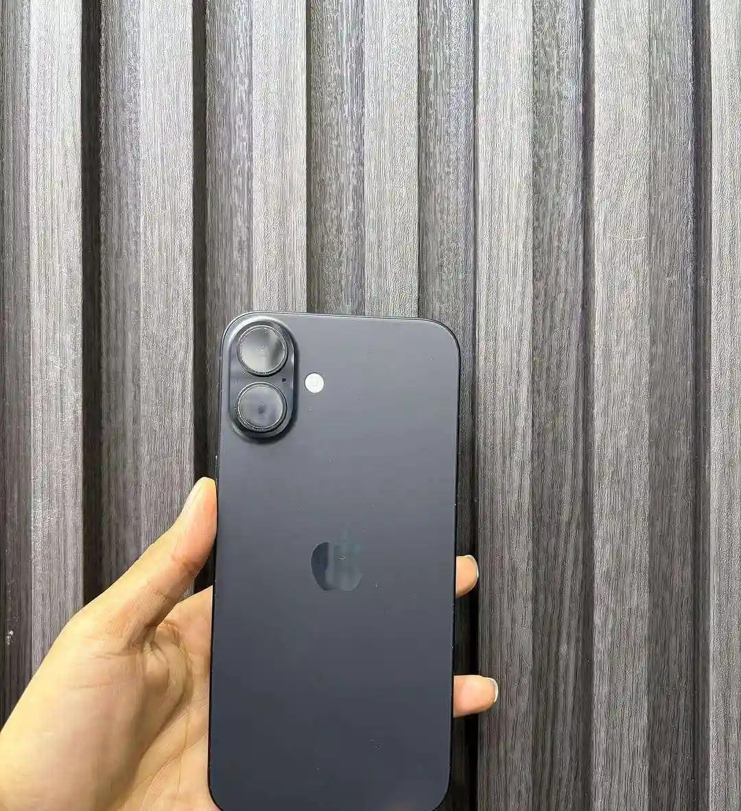 Apple iPhone 16