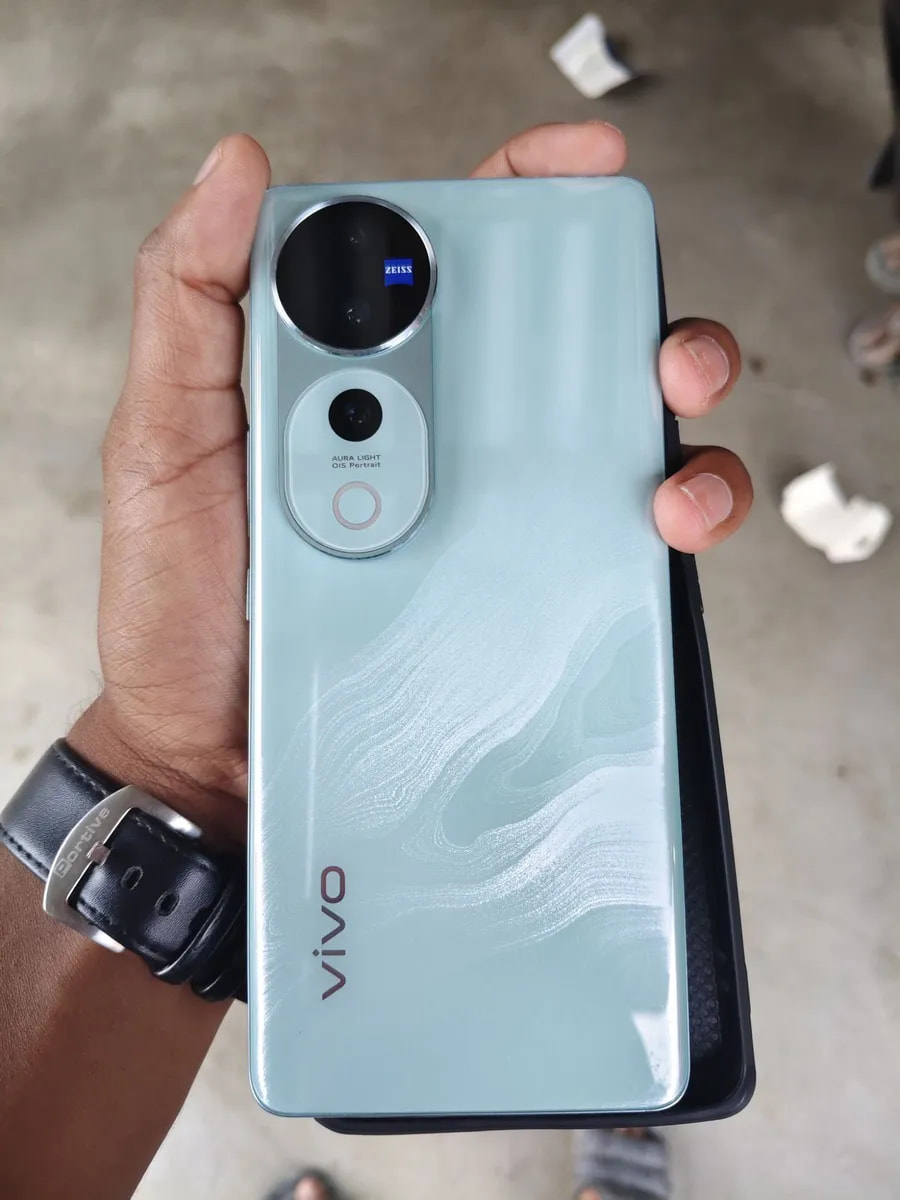 vivo V40 Pro