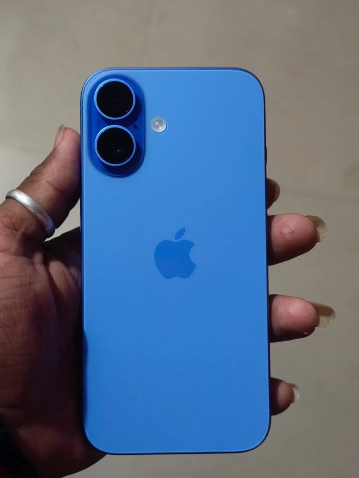 Apple iPhone 16