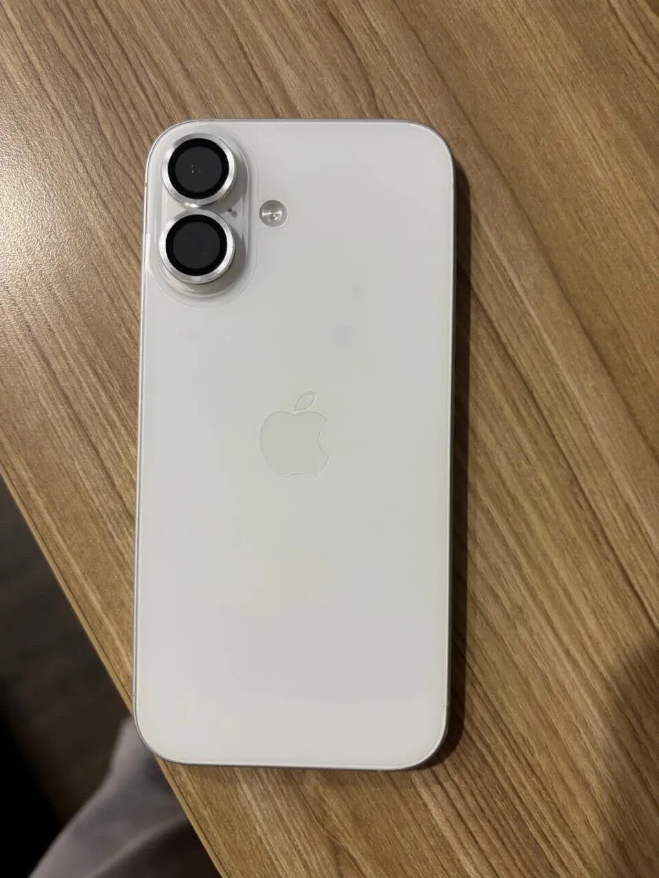 Apple iPhone 16