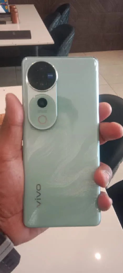 vivo V40 Pro